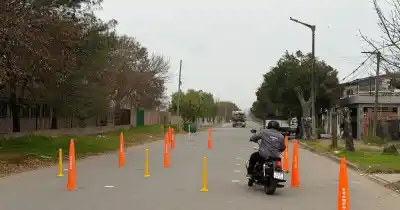 Una intervención urbana en Rosario busca frenar la tragedia silenciosa de los motociclistas