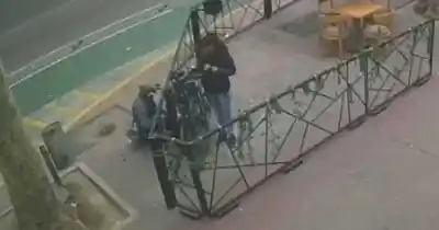 En pleno centro, una pareja operó con total impunidad: lo que hicieron con una bicicleta que no era suya