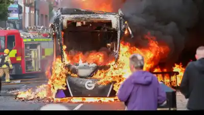 Belfast arde: manifestantes incendian colectivos tras ataque de refugiado sudanés