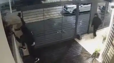 Seis encapuchados irrumpieron en una casa de Ramos Mejía y amenazaron con atacar a dos niños
