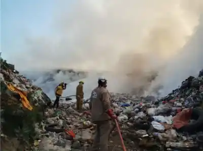 Humo en Monteros: Bomberos y Personal Municipal Combaten el Fuego en el Basural
