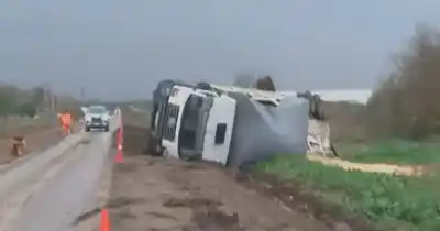 Volcó un camión cerealero en el acceso a Cargill: el conductor reveló el insólito detalle que desencadenó el siniestro