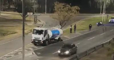 Una rueda suelta voló y noqueó a un motociclista: ¿qué pasó con el camión?