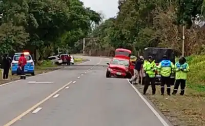 Dos autos chocaron de frente en una ruta jujeña y hay dos heridos: uno fue trasladado de urgencia