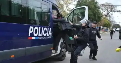 Denunciaron a un portero por abuso en un jardín de infantes y los padres estallaron contra la policía