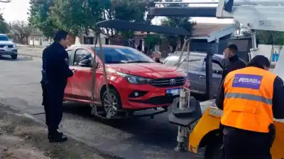 Circulaba a toda velocidad, cruzó semáforos en rojo y arrojó una botella: la policía lo detuvo y el alcoholímetro explotó