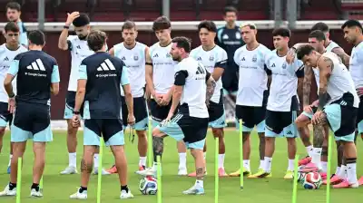 Mientras Scaloni busca reemplazante, un preconvocado al Mundial firmó con un gigante inglés