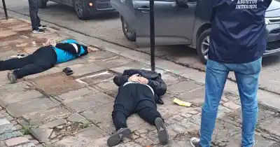 Vestidos como policías y con orden de allanamiento: la entradera que terminó en persecución y tiros en la autopista