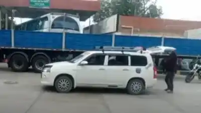 El puente internacional sigue cerrado para vehículos y esperan cuatro cisternas con combustible