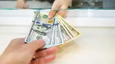 ¿Dólares bajo el colchón? Los bancos tienen un plan para ponerlos a trabajar