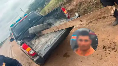 Circulaban con un carro cargado de metal y la policía descubrió un insólito objeto robado de una obra municipal