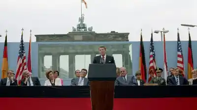 La orden secreta de Reagan que estremeció a la URSS frente al Muro de Berlín