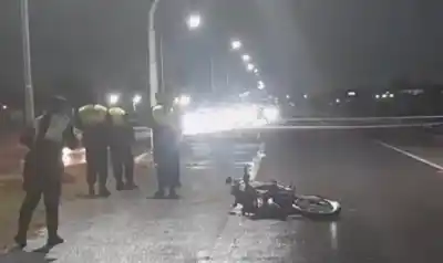 Perdió el control en la rotonda de El Empalme y su moto se lo llevó todo: murió en el acto