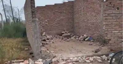 Un Fiat rojo destrozó una obra en construcción y el club pide ayuda para encontrar al responsable
