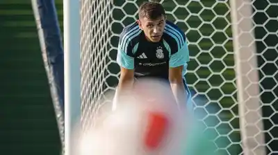 El dedo que tiene en vilo a la Selección: la resonancia que definirá si Dibu Martínez llega al debut mundialista