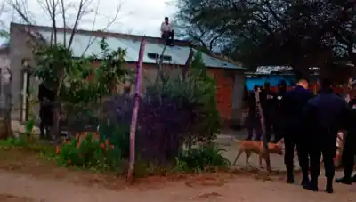 Subió al techo de su casa y amenazó con lastimarse: el dramático rescate en Las Termas