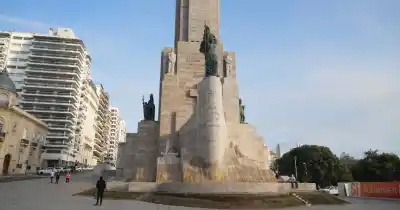 A horas del 20 de junio: el Monumento a la Bandera ya casi sin andamios y la incógnita sobre la visita de Milei