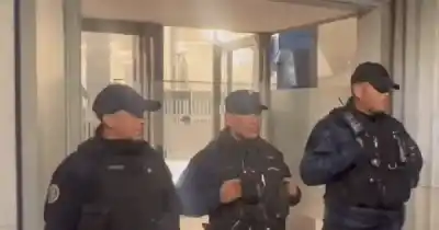 Rompió la puerta de un banco para dormir: lo que dijo al ser detenido