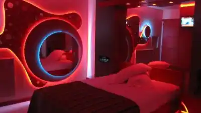 Un pedido que desató la furia: la golpeó brutalmente en un hotel alojamiento por unas fotos con su ex