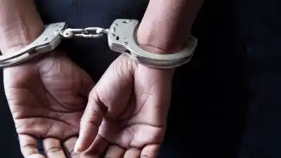 Allanaron su casa en Villa Atamisqui y lo que hallaron en el interior las llevó directo a prisión