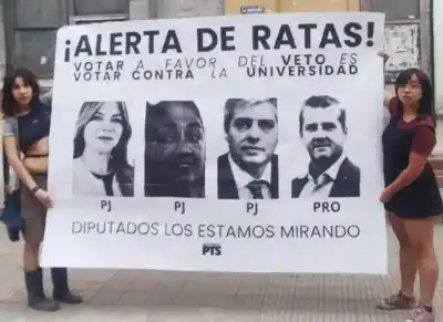 Estudiantes de la UNT amenazan a Diputados con carteles por la Educación Pública