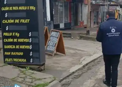 Cobraron un 15% extra por pagar con débito y la multa los dejó temblando