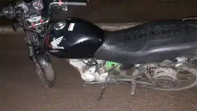 Encontraron a dos jóvenes empujando una moto sin llave y lo que descubrió la policía los dejó helados