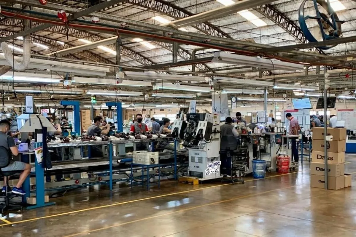 Dass, la única fábrica que produce Nike y Adidas en Argentina, no cierra pero la apertura importadora pone en jaque a 220 trabajadores en Eldorado