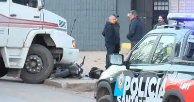 Intentó pasar a un camión por la derecha y terminó arrastrado: el insólito accidente en zona oeste