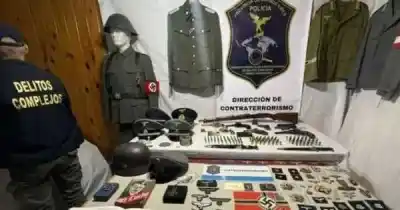 Vendía uniformes nazis en Facebook Marketplace y lo que hallaron en su casa heló a la policía