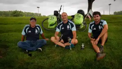 Pedalearon 17 mil km hasta Kansas y Scaloni los recibió: la historia que emociona al Mundial
