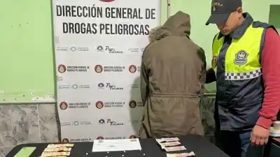 Un joven de 19 años fue sorprendido en plena calle con bochitas de cocaína