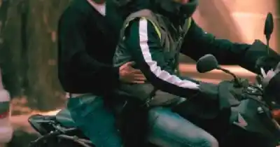 Circulaba por el Acceso Este y dos motochorros lo interceptaron a punta de pistola