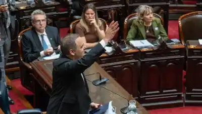 El dardo de Schiaretti a Adorni que enciende la interna: “No puede seguir sosteniendo la mentira”