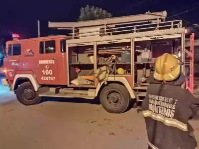Incendio en el barrio Ibatín alertó a los Bomberos en Monteros