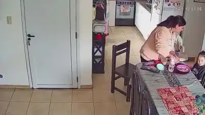 Miró las cámaras de seguridad y lo que vio la dejó helada: su niñera golpeaba a su hija