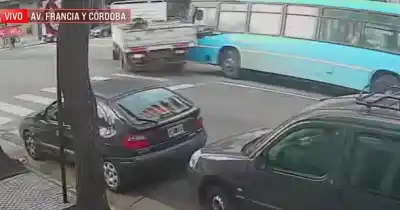 Un camionero lo encerró y el colectivo terminó sobre la vereda: dos heridos y un semáforo derribado