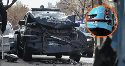 Choque en cadena: patrullero embistió a un colectivo y terminó contra un auto estacionado en barrio Abasto