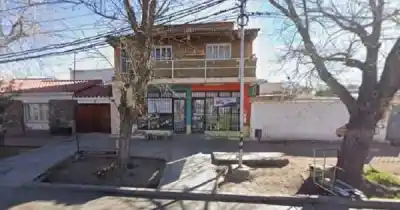 Se hizo pasar por cliente, sacó un arma y vació la caja del minimarket