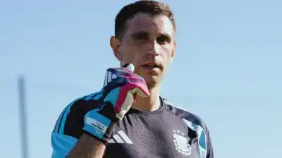 Dibu Martínez encendió todas las alarmas en la Selección: el gesto que preocupa a días del debut mundialista