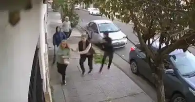 Salió a buscar a su perro y al volver fue atacada por cinco delincuentes: el momento quedó filmado
