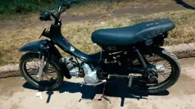 Circulaba en una moto sin luces ni patente y lo que descubrieron los policías los dejó sin palabras
