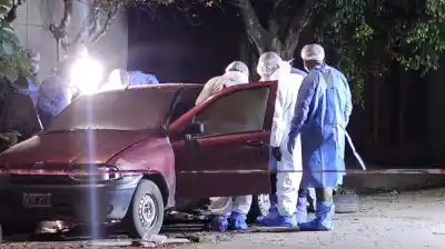Encontraron el cuerpo de una mujer dentro de un auto incendiado en Tucumán: buscan al asesino