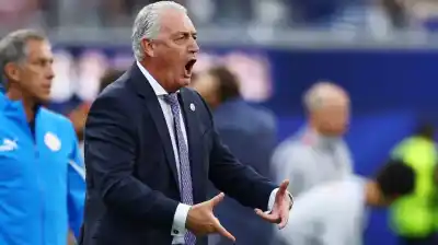 Lo que Alfaro les exigió a sus jugadores tras la humillación en el debut mundialista