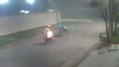 Caminaba tranquilo y dos motochorros lo arrastraron metros para robarle: lo que se llevaron
