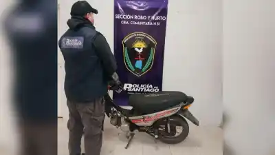 Encuentran moto robada siendo desguazada en plena calle: los dueños huyeron antes de ser identificados