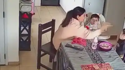 Intuición de madre: vio a la niñera golpear a su hija de 3 años por las cámaras y la denunció