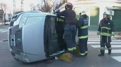 Cruzó en rojo, chocó a una camioneta y terminó volcando en Parque Patricios: la insólita excusa del conductor