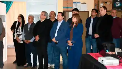 Emotivo homenaje en Loreto: impusieron el nombre de un reconocido médico a la biblioteca de una escuela