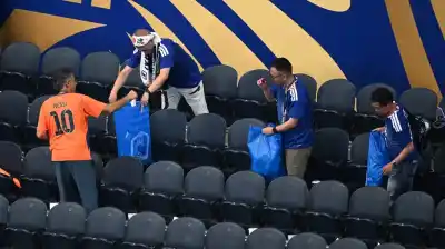 Mientras todos se iban, los hinchas japoneses hicieron algo que dejó al estadio impecable